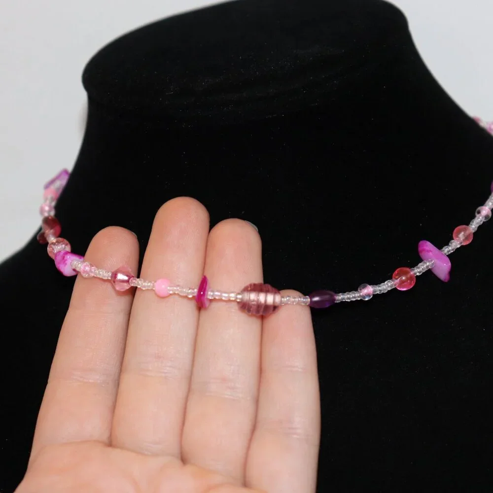 Beautiful NWOT pink and mermaid shimmer glass beaded necklace 16